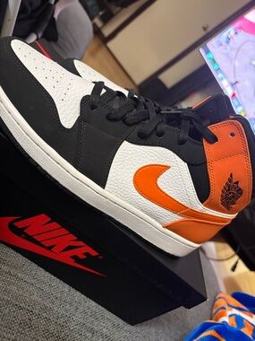 Nike Air Jordan 1 Mid - Black White Orange